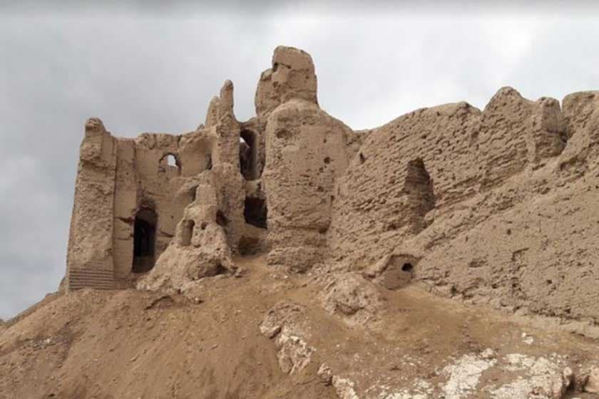 آتشکده آناهیتا کرمان،قلعه دختر