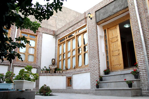 Ali Monsieur House