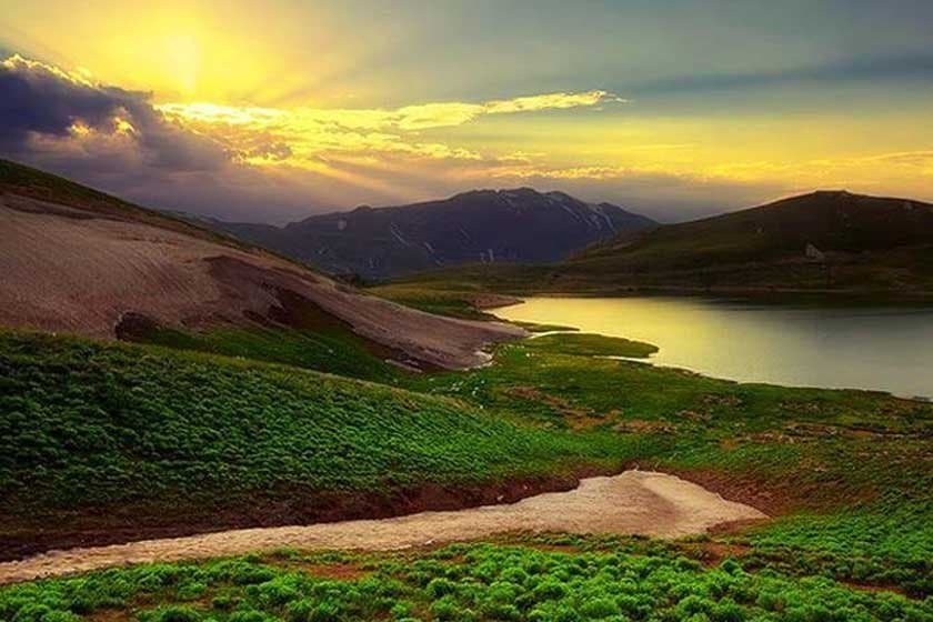 Dalamper-Mountain-and-Lake